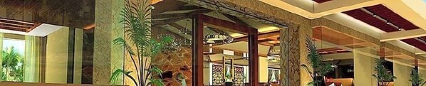 A spacious lobby with high ceilings, large windows, and tropical plants. - Vienna Hotel Guangzhou Shaheding Metro Station Branch (Guangzhou)