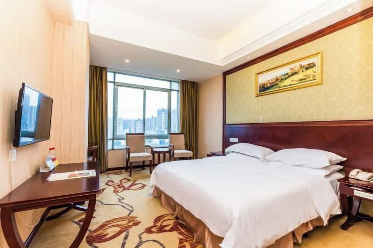 Desk, free wired internet, bed sheets, wheelchair access