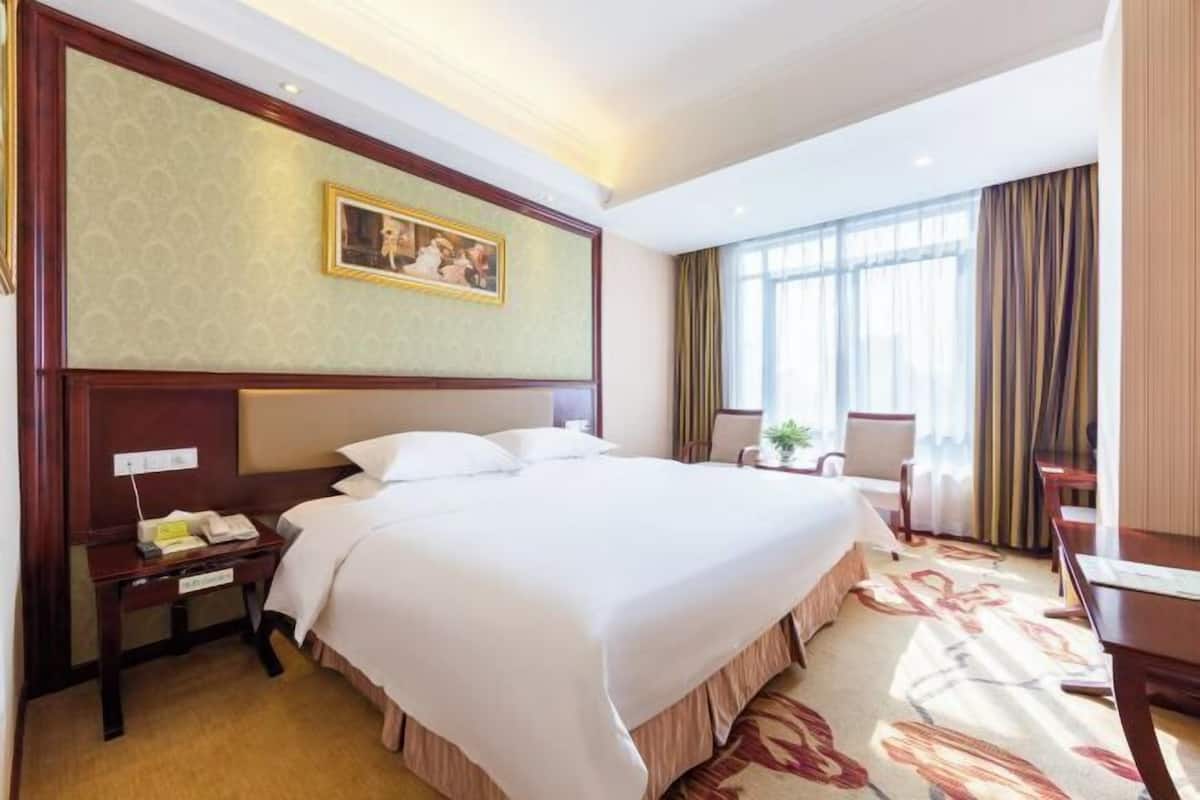 Desk, free wired internet, bed sheets, wheelchair access