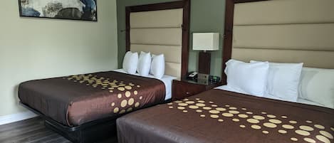 Chambre, 2 grands lits, non-fumeur | AccÚs au Wi-Fi (inclus), literie fournie, réveille-matin