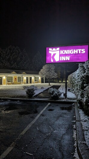 Exterior - Knights Inn Bracebridge (Bracebridge)