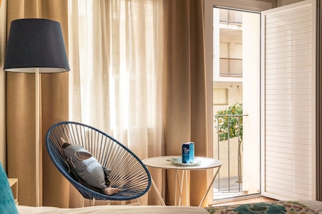 Decoración personalizada, escritorio, wifi gratis y ropa de cama . Hotel Aubi