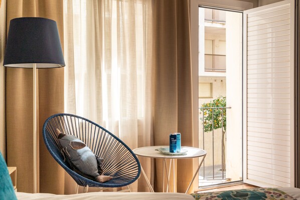 Decoración personalizada, escritorio, wifi gratis y ropa de cama