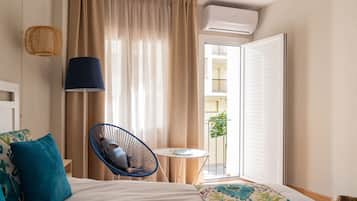 Decoración individual, escritorio, wifi gratis y ropa de cama
