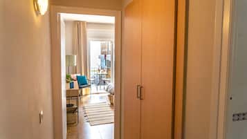 Habitación estándar con 2 camas individuales | Decoración individual, escritorio, wifi gratis y ropa de cama