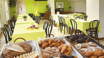 Petit déjeuner continental servi tous les jours en supplément