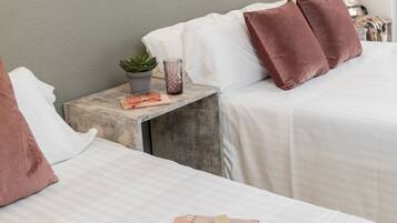 Een bureau, een strijkplank/strijkijzer, gratis wifi, beddengoed