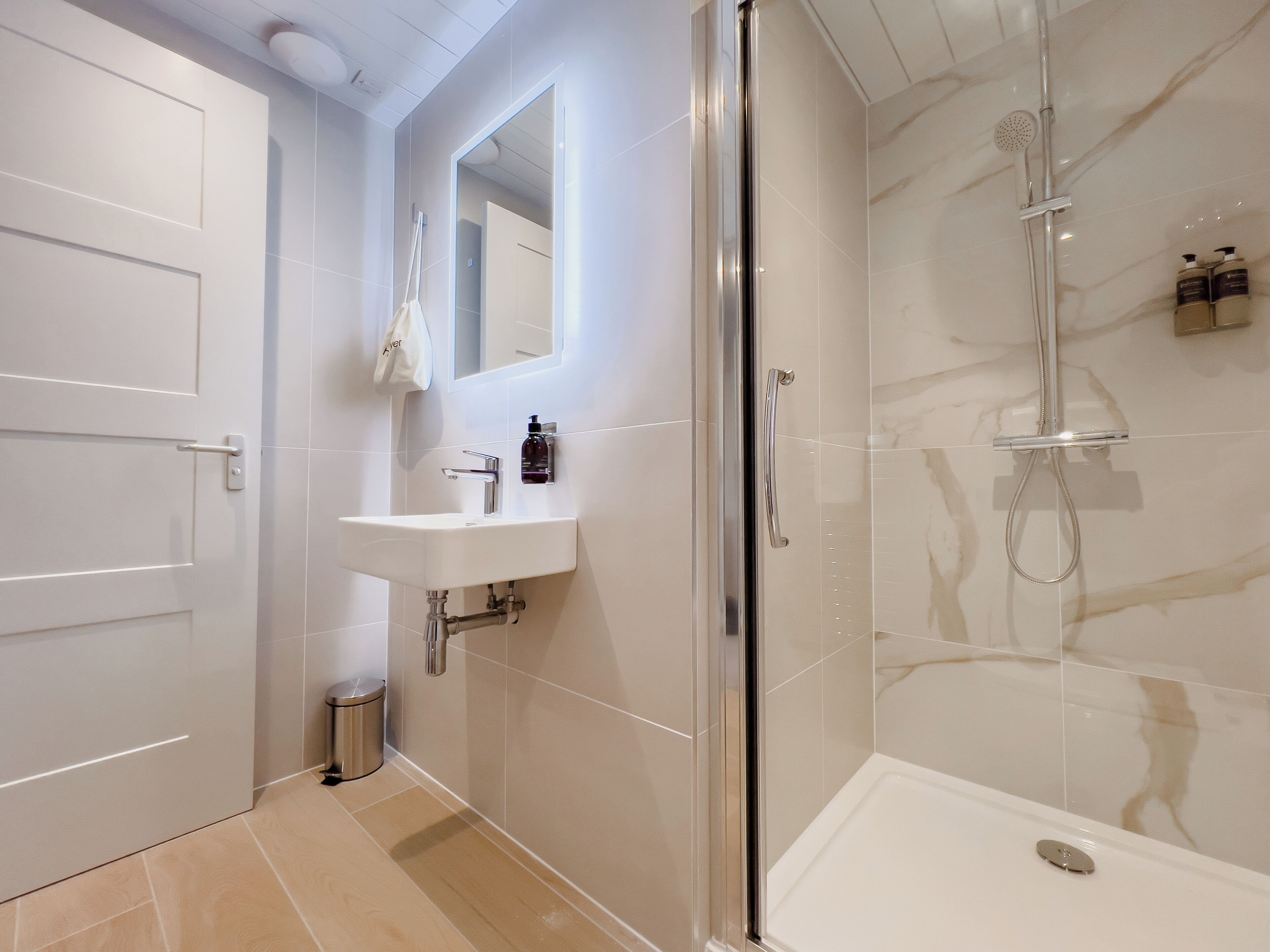 Ein modernes Badezimmer mit Dusche, Waschbecken und Toilette.