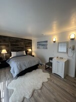 Escritorio, cortinas blackout y tabla de planchar con plancha