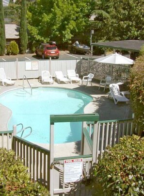 Innenpool, Außenpool, Liegestühle