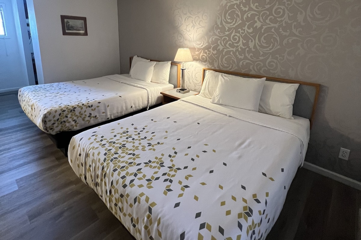 Standard Room, 2 Katil Ratu (Queen), Non Smoking | Meja, langsir/tirai gelap terus, seterika/papan seterika, Wi-fi percuma 