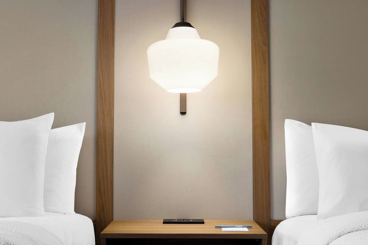 Hochwertige Bettwaren, Schreibtisch, laptopgeeigneter Arbeitsplatz