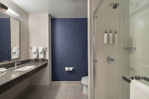 Combined shower/tub, designer toiletries, hair dryer, towels - Fairfield Inn & Suites by Marriott Memphis Olive Branch (Olive Branch)