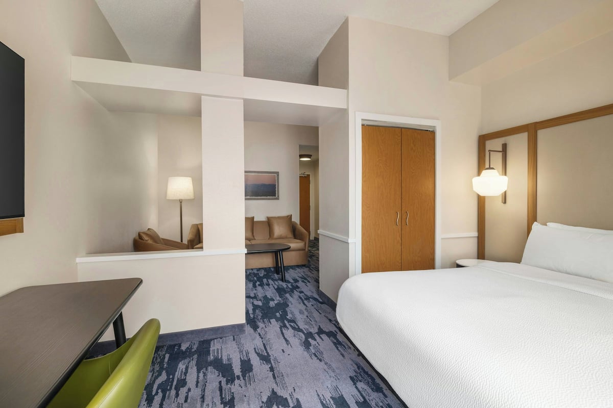 Hochwertige Bettwaren, Schreibtisch, laptopgeeigneter Arbeitsplatz