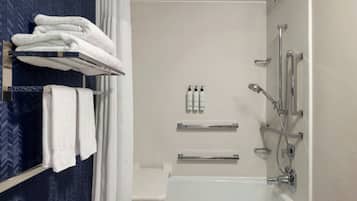 Ein modernes Badezimmer mit Badewanne, Dusche und Handtuchhalter.
