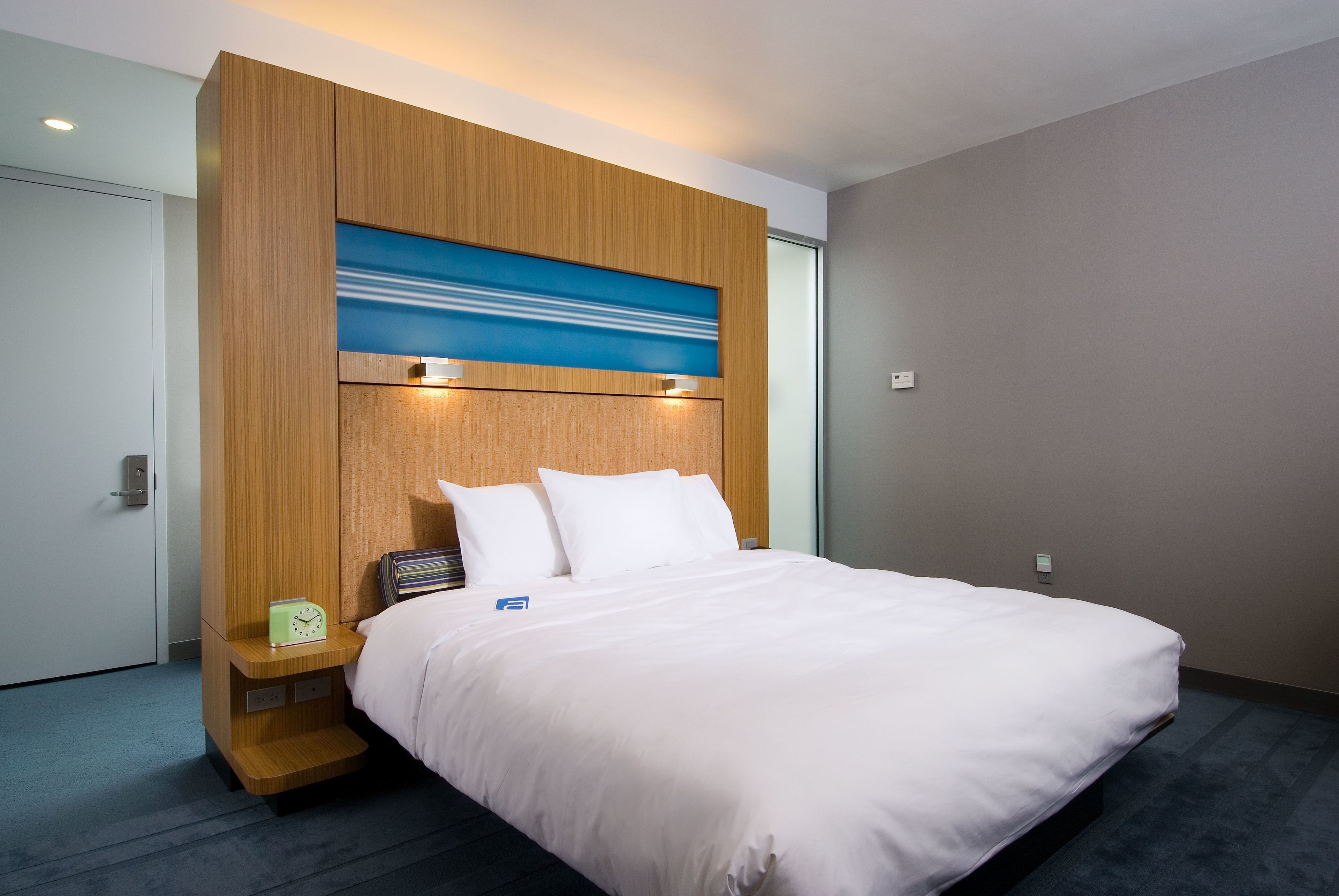 Ropa de cama de alta calidad, escritorio y cortinas blackout 