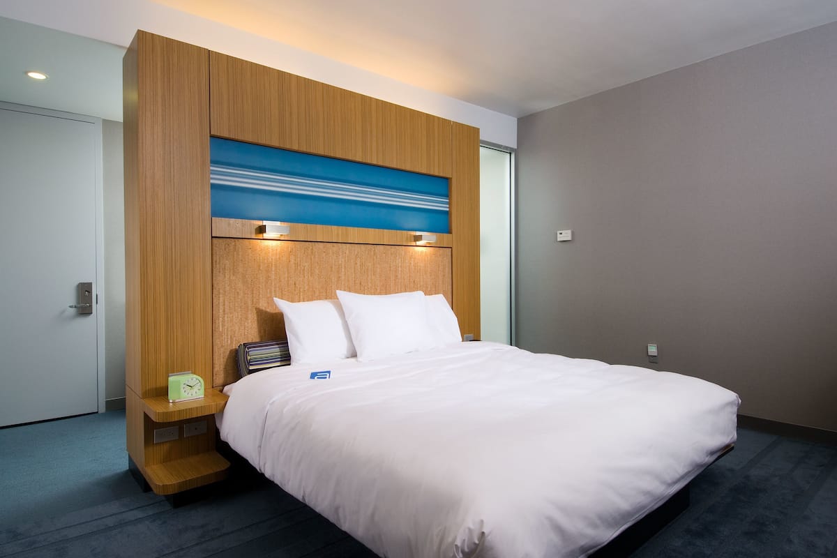 Ropa de cama de alta calidad, escritorio y cortinas blackout