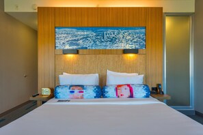 Sengetøy av topp kvalitet, skrivebord og blendingsgardiner