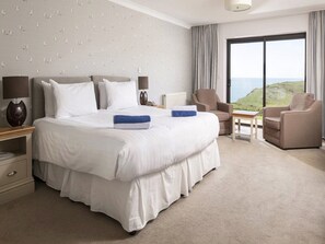 Ropa de cama de alta calidad y caja de seguridad en la habitación