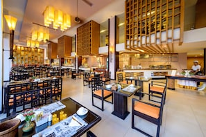 3 restaurants, breakfast, lunch, dinner served; Thai cuisine - Peach Blossom Resort (Karon)