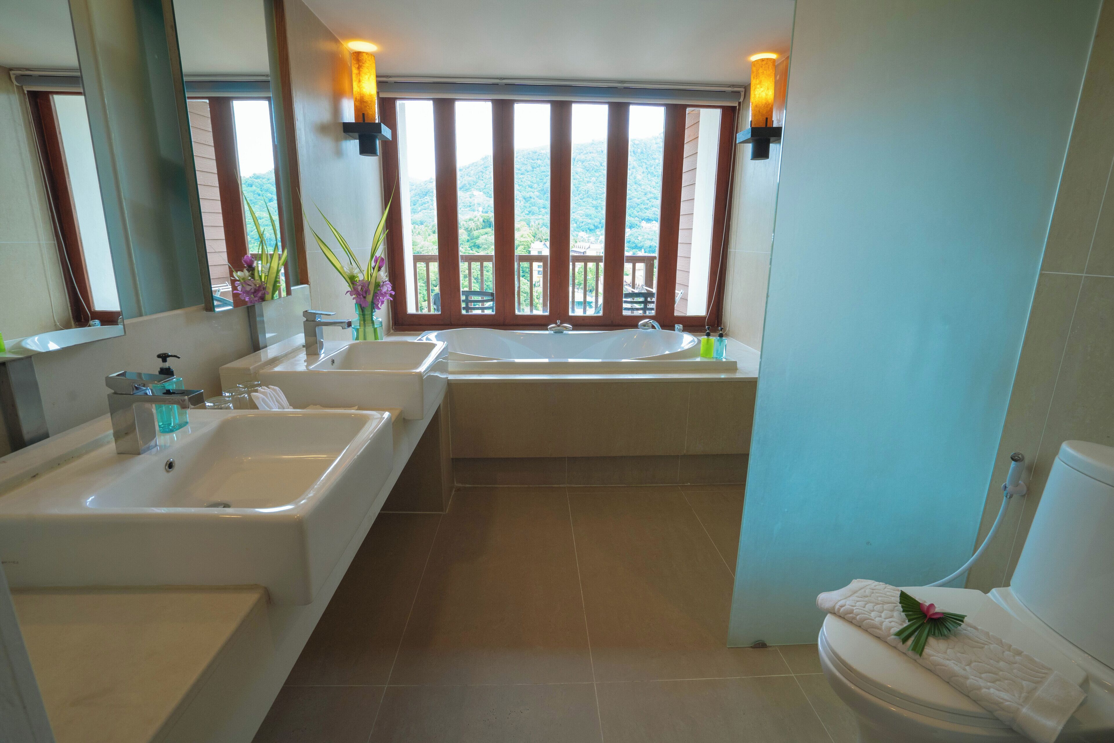 Grand Suite | Salle de bain | Baignoire et douche séparées, baignoire relaxante profonde