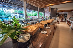 Petit-déjeuner buffet (350 THB par personne)