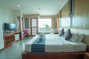 Grand Deluxe Family 2 rooms with connecting door | Ylelliset vuodevaatteet, minibaari, tallelokero huoneessa, työpöytä