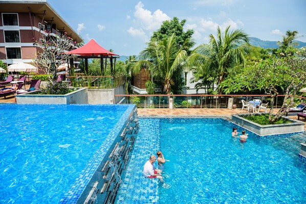 2 outdoor pools, pool loungers