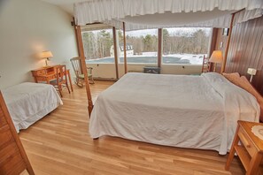 Chambre, plusieurs lits, salle de bains privée