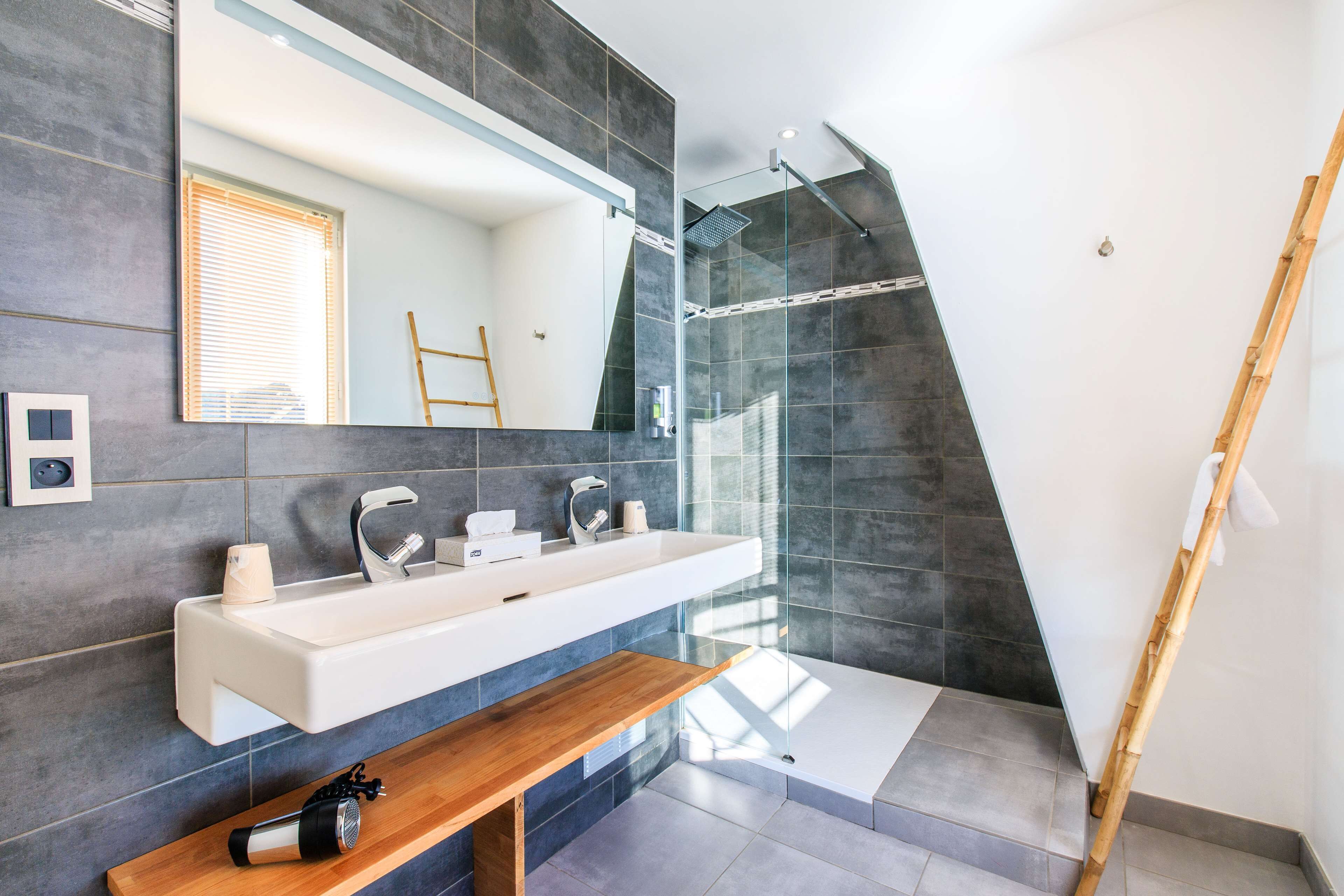 suite, 1 king bed, non smoking, sea view | bathroom | free toiletries, hair dryer, towels