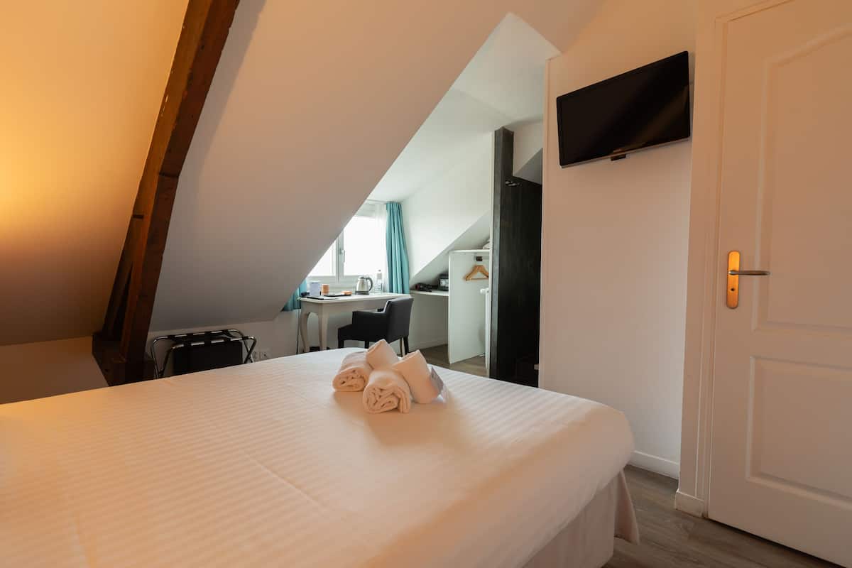 classic room, 1 double bed, non smoking, sea view | in-room safe, desk, blackout curtains, soundproofing