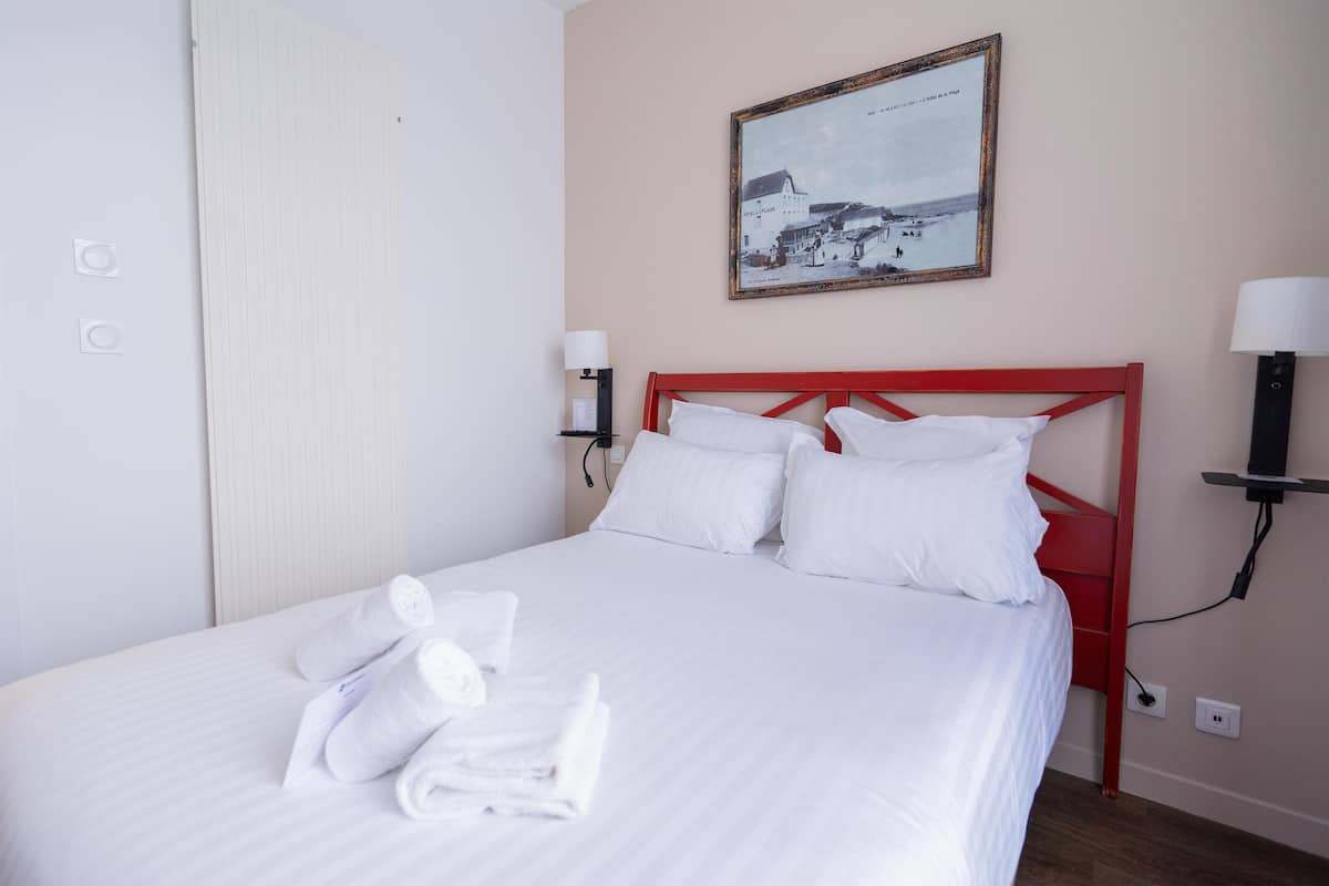 Rom – classic, 1 dobbeltseng, ikke-røyk, byutsikt | Safe på rommet, skrivebord, blendingsgardiner og lydisolert