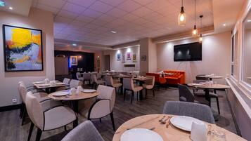 Petit déjeuner buffet (16 EUR par personne)