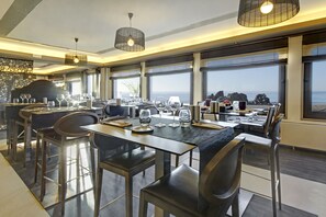 Petit déjeuner, déjeuner et dîner servis sur place