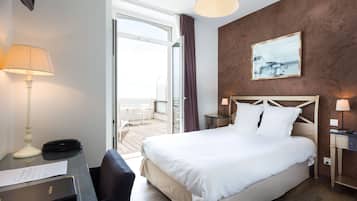Comfort kamer, 1 tweepersoonsbed, terras, uitzicht op zee | Een kluis op de kamer, een bureau, verduisterende gordijnen