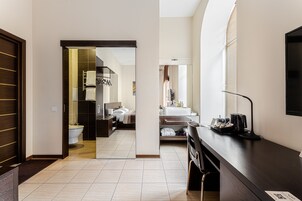 高级房 | 高档床上用品、客房内保险箱、遮光窗帘、  隔音