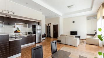 Apartamento standard, 1 quarto | Roupas de cama premium, cofres nos quartos, cortinas blackout