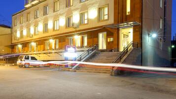 Fachada del alojamiento - Noche