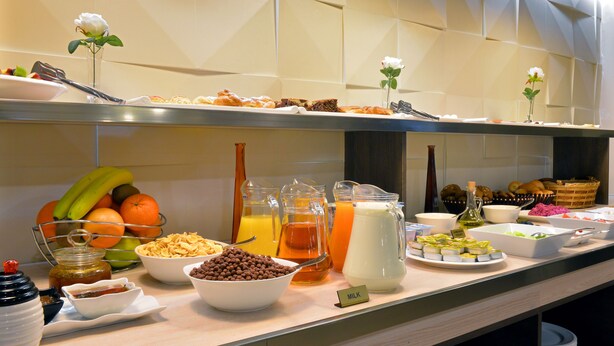 Een buffet met diverse gerechten en drankjes.