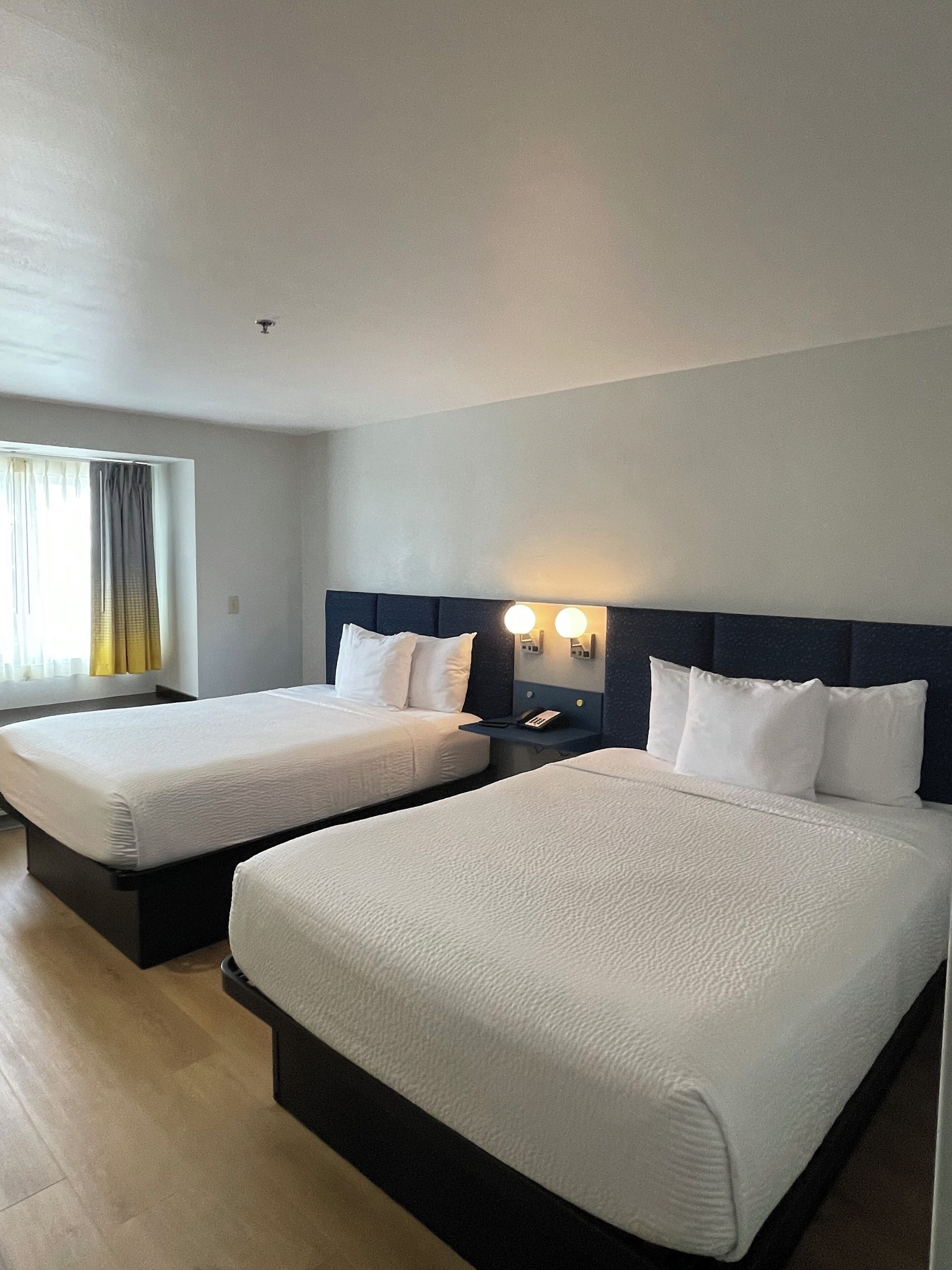 Escritorio, tabla de planchar con plancha, wifi gratis y ropa de cama 