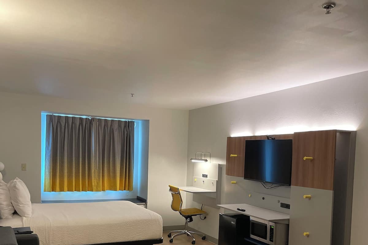 Studio Suite, 1 Queen Bed, Non Smoking | Living area | 32-inch flat-screen TV with cable channels, TV