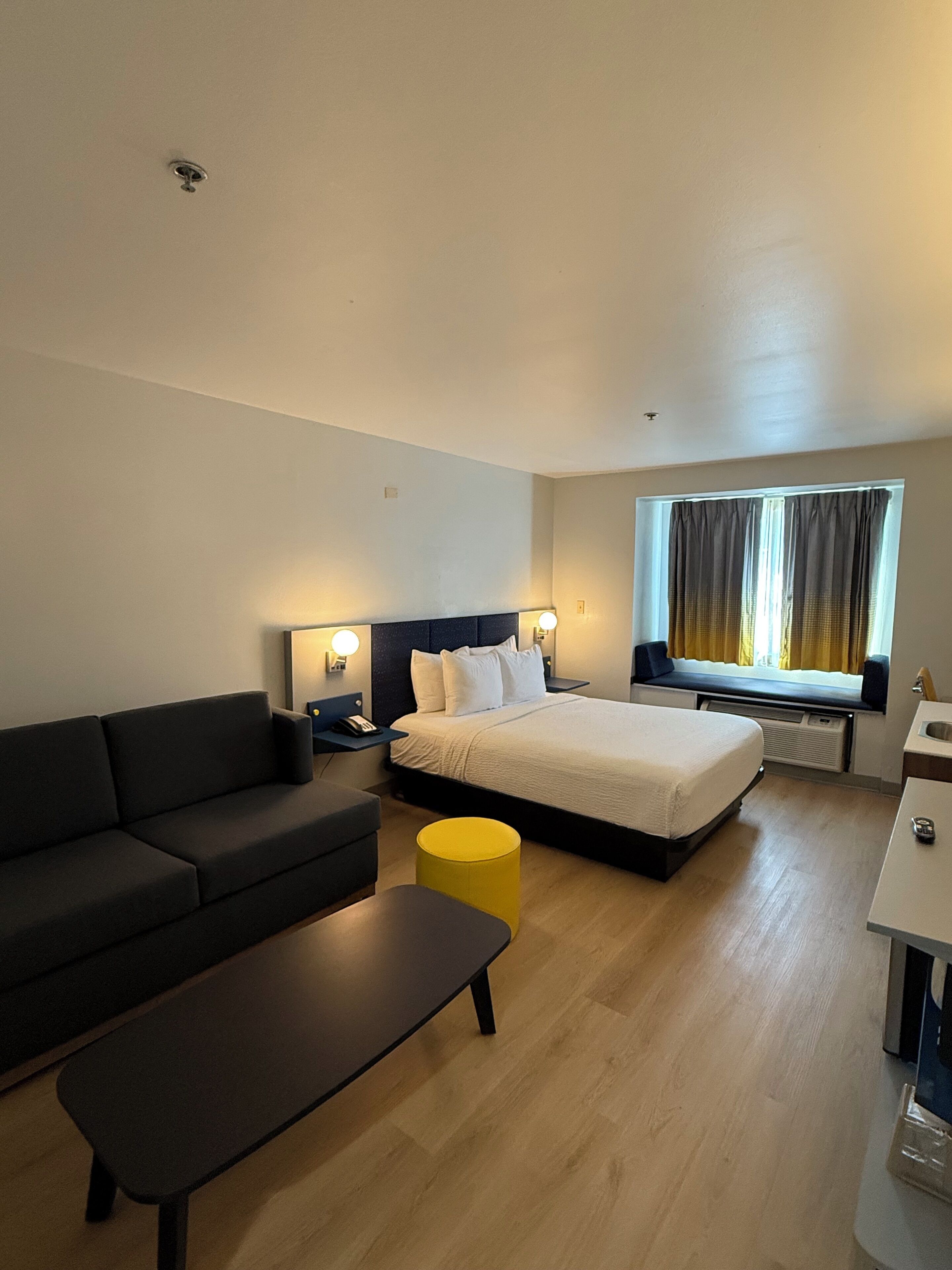 Escritorio, tabla de planchar con plancha, wifi gratis y ropa de cama 