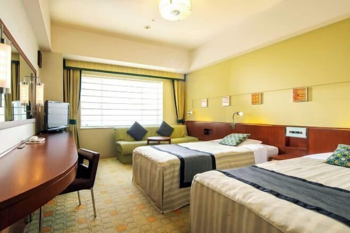 1 bedroom, blackout drapes, iron/ironing board, free WiFi