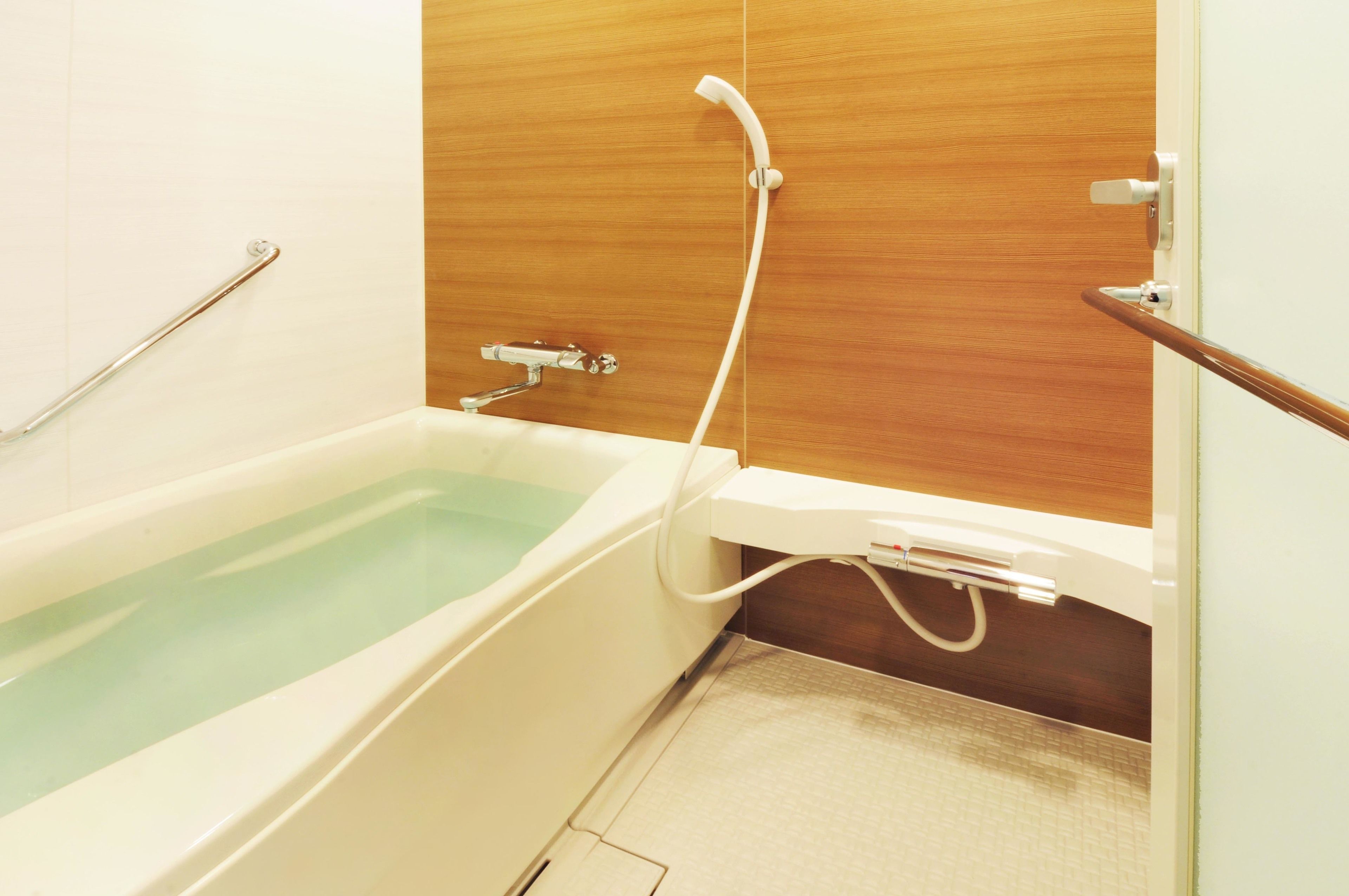 combined shower/bathtub, free toiletries, hair dryer, slippers