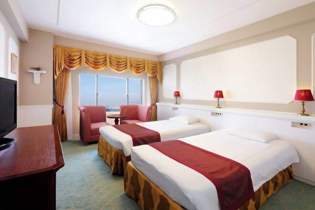 1 bedroom, blackout drapes, iron/ironing board, free WiFi