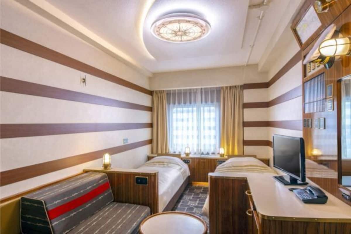 1 bedroom, blackout drapes, iron/ironing board, free WiFi