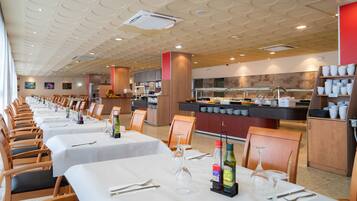 Se sirven desayunos, almuerzos, cenas y cocina española