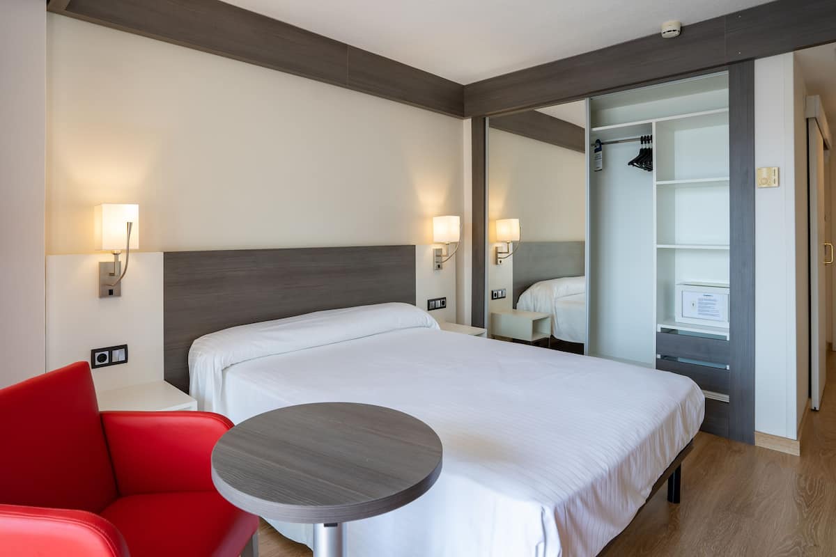 Superior Double Room, Terrace | In-room safe, desk, WiFi (free), bed sheets