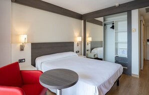 Superior Double Room, Terrace | In-room safe, desk, free WiFi, bed sheets - MedPlaya Hotel Santa Monica (Calella)