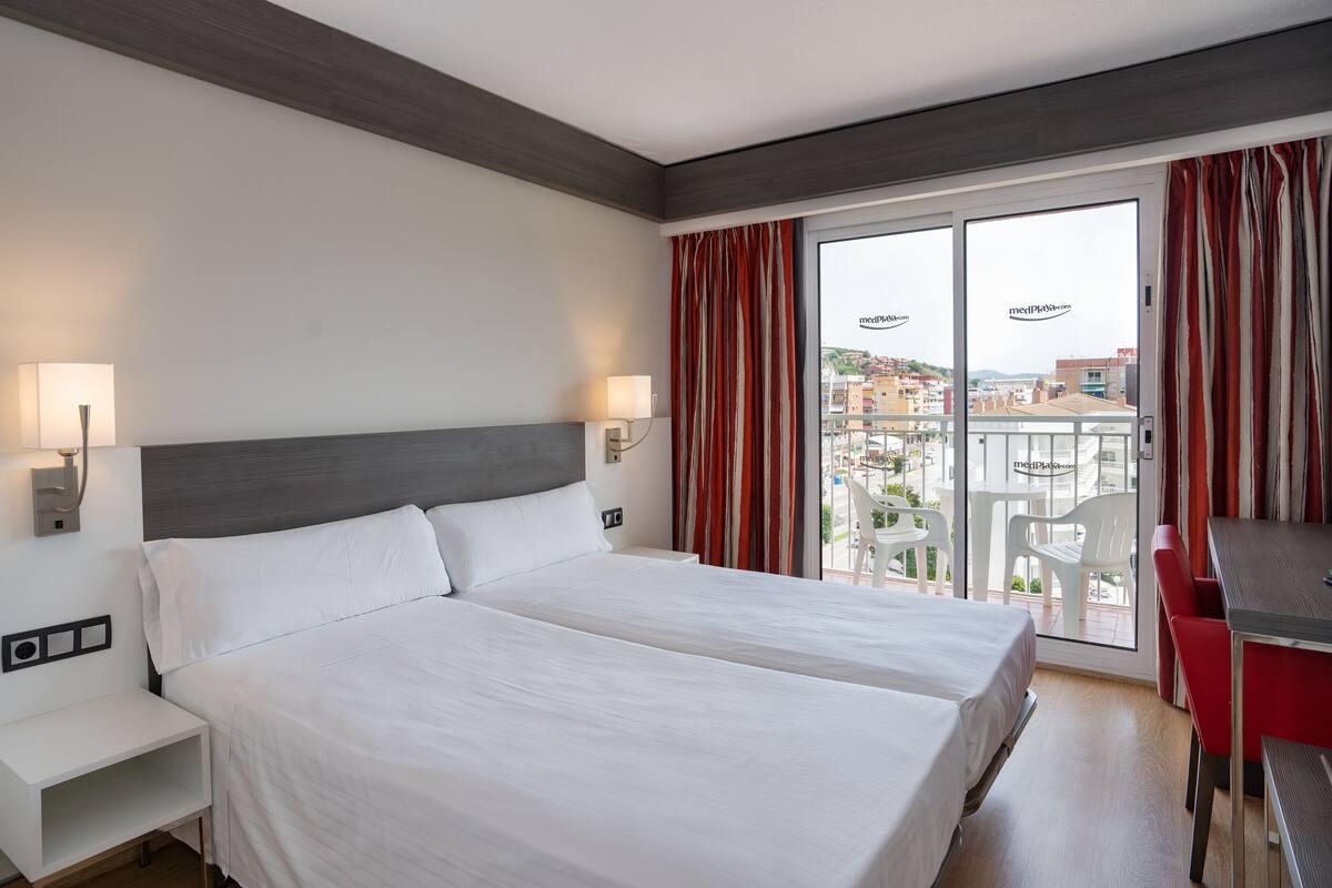 In-room safe, desk, WiFi (free), bed sheets